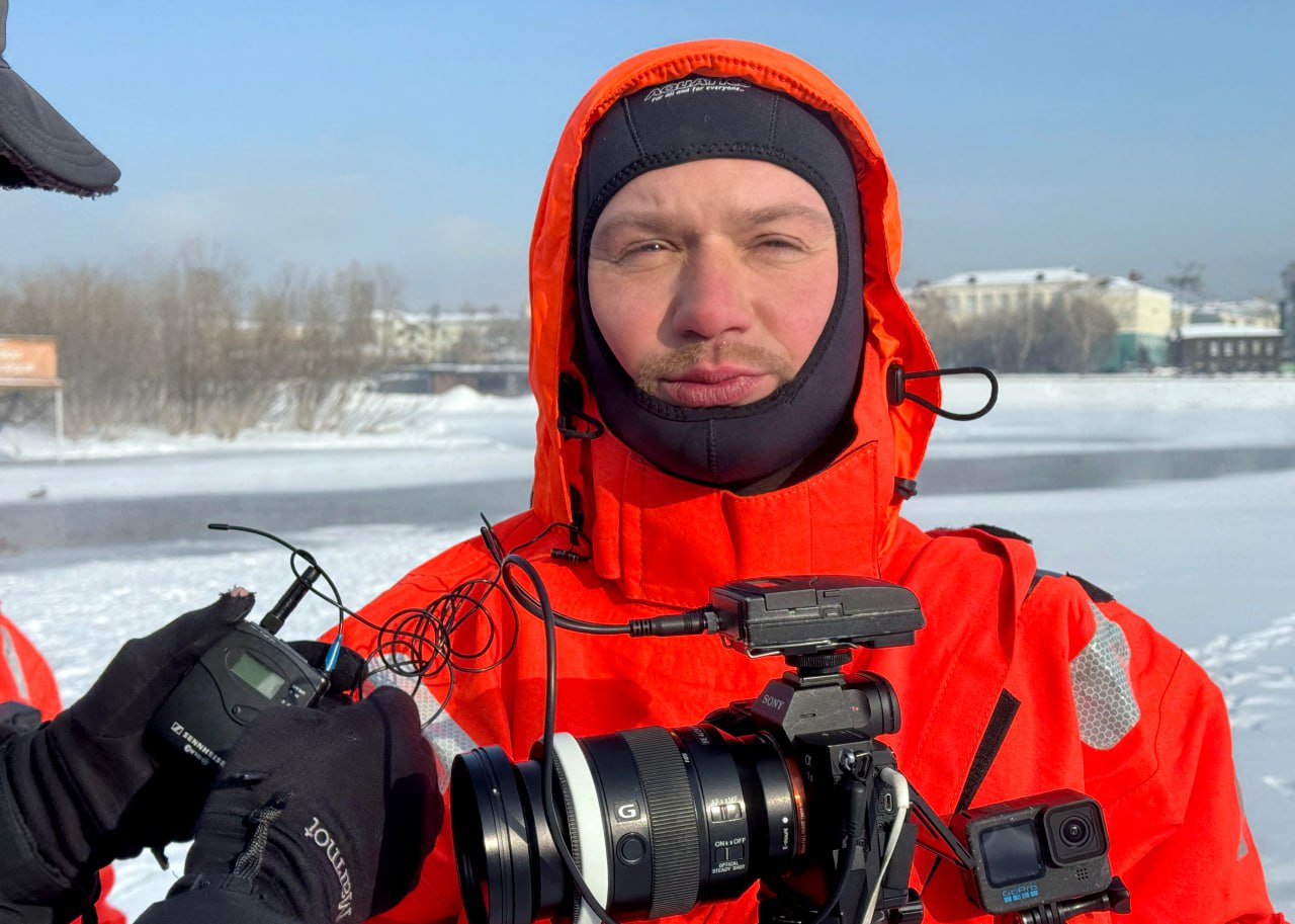 Байкал бывает опасен, особенно в начале зимы. Первый лед только кажется прочным. И каждый год он снова манит рыбаков, туристов, фотографов и искателей приключений… Иногда слишком настойчиво.  Именно это время у спасателей МЧС — самое напряженное. Конечно, они ведут и разъяснительную работу. Рейды, памятки, уроки в школах — все это помогает избежать трагедий. Но если лед все же подведет, они готовы броситься на помощь.  Наш ведущий Евгений Кривцов, конечно, тоже захотел побывать в шкуре гидрокостюме спасателя. Сказал, что было вполне комфортно. Ну, оно и понятно: на воздухе -20°C, а в воде всегда около 0°.    МЧС России предупреждает: будьте осторожны на льду и обязательно посмотрите сюжет о его работе в новом выпуске «Жизнь своих. Байкал».     Жизнь своих   Подписаться