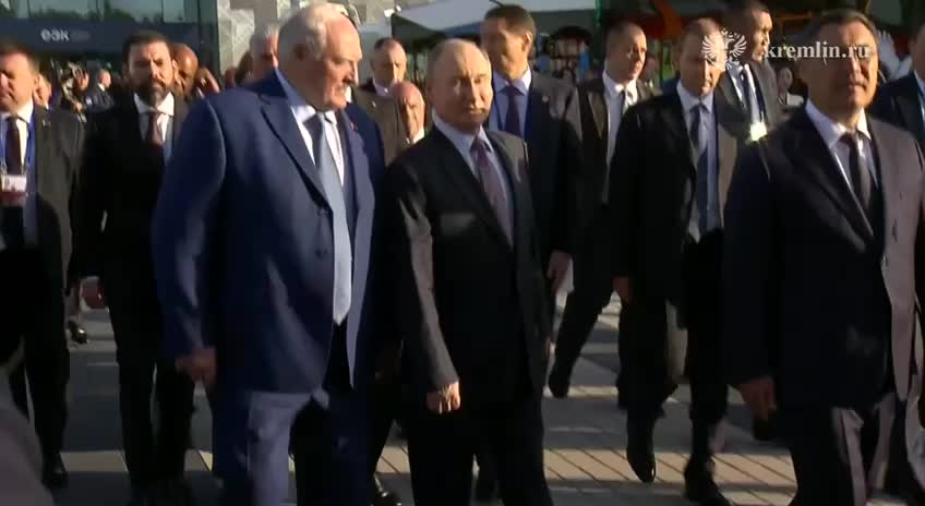Лидеры на IV Евразийском экономическом форуме осмотрели выставку белорусских автомобилей и карьерный самосвал