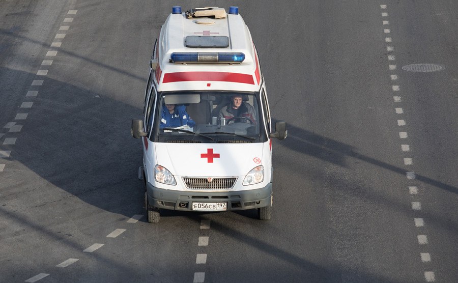 В Карачаевске двое мужчин в масках открыли стрельбу по главному врачу Центральной районной больницы  ЦРБ  Диниславу Айдинову. Об этом сообщает Telegram-канал Mash. В настоящее время стрелков ищут. Раненного медика госпитализировали. Он в реанимации после проведенной операции. Врачи диагностировали большую потерю крови, но угрозы жизни нет. Состояние Айдинова оценивается как стабильно тяжелое. 24 сентября сообщалось, что на Урале человек в капюшоне и с закрытым лицом подкараулил местного предпринимателя и выстрелил в него несколько раз, а затем скрылся.