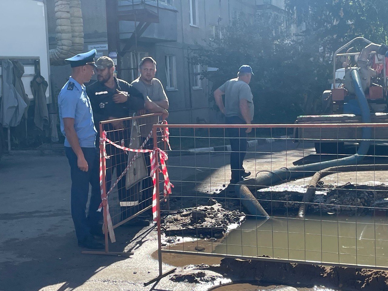 И о прокурора Волжского района Саратова Алексей Коновалов осуществил выезд на место коммунальной аварии на сетях холодного водоснабжения у дома 21 по ул Малая Затонская д 21  В настоящее время сотрудники МУПП Саратовводоканал приступили к работам по устранению течи холодного водоснабжения По данному факту прокуратурой организована проверка  Ход проведения работ и устранение последствий аварии взято прокуратурой района на контроль При наличии оснований будут приняты меры реагирования в том числе направленные на произведение перерасчета жителям