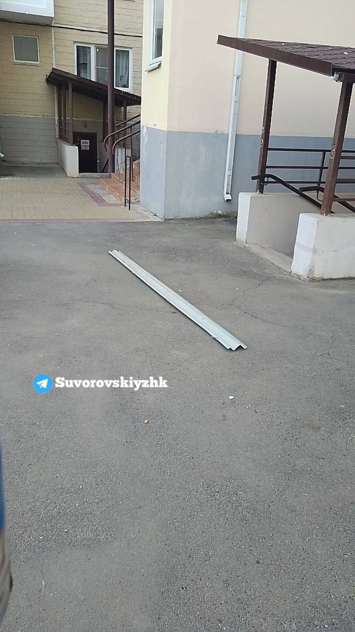 Ветер в Ростове начал валить деревья, отрывать крыши, подоконники, штукатурку и даже бетонные блоки. Будьте осторожны. Предложи нам новость