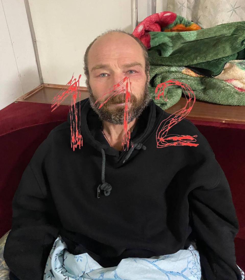 Верховный суд удовлетворил прошение о смене территориальной подсудности дела Михаила Пичугина выжившего в Охотском море До этого дело поступило в Николаевский на Амуре городской суд Хабаровского края но защита добивалась изменения территориальной подсудности дела По просьбе матери Михаила было подано ходатайство о рассмотрении дела в Улан Удэ в котором проживают Пичугины По версии следствия в июле 2024 года обвиняемый внёс ложные данные о характеристике подвесного мотора в договор купли продажи лодки После этого Михаил предоставил МЧС недостоверный договор и на его основании судно допустили к эксплуатации 9 августа судоводитель с братом Сергеем и его 15 летним сыном Ильёй вышли на лодке в море Судно должно было пройти около 100 км по Сахалинскому заливу от мыса Перовского в Хабаровском крае до села Москальво в Охинском районе Сахалина Спустя пару дней связь с экипажем пропала поиски лодки продолжались дольше 2 месяцев 14 октября Михаила отыскали у берегов Камчатки выжить удалось только ему 46 летний Пичугин обвиняется в нарушении правил эксплуатации водного транспорта Главные происшествия 112