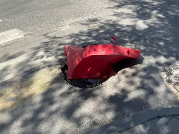 В центре Ростова на проезжей части образовалась огромная яма.  Неизвестные частично закрыли углубление на Ульяновской в районе дома № 28/9 пластмассовым ограждением.