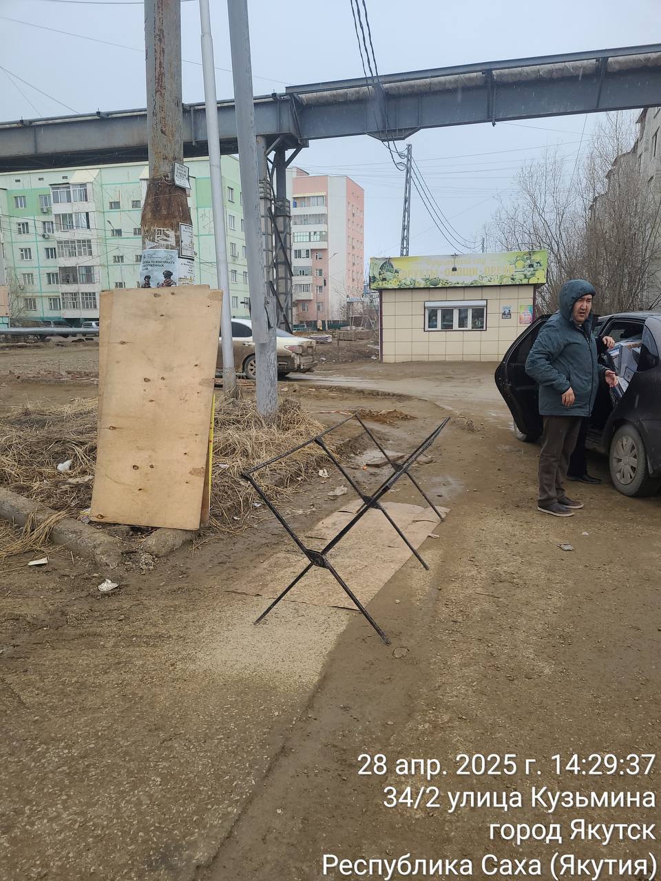 Незаконной торговле нет! Сегодня, 28 апреля, в ходе объезда территории Гагаринского округа были зафиксированы точки нелегальной торговли без разрешения на Кузьмина 34/2 и рядом с Оригиналом. В результате совместных действий сотрудников Управы Гагаринского округа и участковых отдела полиции N 3 МВД, незаконная торговля остановлена. На продавцов составлены протоколы об административном правонарушении. #ГагаринскийОкруг