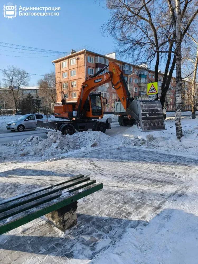 Работы продолжаются в Благовещенске вывозят сугробы Снежные валы убирают на территории соцобъектов города по поручению мэра ГСТК сосредоточился на уборке снежных валов вблизи школ детских садов и медицинских учреждений График работ скорректировали по поручению мэра Олега Имамеева сообщает администрация Благовещенска Благовещенские коммунальщики сосредоточили силы на уборке снежных валов рядом с социальными объектами школами детскими садами и медицинскими учреждениями Такое поручение предприятию накануне дал мэр города Олег Имамеев во время выездного совещания Сугробы остались на части парковок после предыдущих уборок что создает неудобства для пешеходов и автомобилистов 21 января днем дорожники расчистили парковки в районе детских садов 32 и 52 В ночное время специалисты убирали снег с заездных карманов вблизи роддома и женской консультации на Загородной а также с парковок вдоль улицы Красноармейской у школы 7 и детской поликлиники 4 22 января в планах очистка территорий около школы 15 где накануне уже вывезли снег с парковки женской консультации на Зейской и школы 2 График работ может корректироваться С начала года в Благовещенске очистили от снега около 300 километров проезжей части почти 200 километров тротуаров 70 автобусных остановок и подходов к ним Вывезено более 12 тысяч тонн снега Сегодня к уборке города привлечено более 40 единиц техники включая привлеченную и более 70 коммунальщиков включая водителей спецмашин Фото администрации Благовещенска ТЕЛЕПОРТ РФ здесь все об Амурской области Мы в МАХ Написать нам