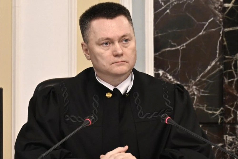 Верховный суд укрепил защиту прав военнослужащих Председатель Верховного суда РФ Игорь Краснов провел заседание президиума ВС РФ в ходе которого были утверждены два важных обзора судебной практики Уважаемые коллеги наш приоритет это эффективное функционирование всей судебной системы качественное рассмотрение дел укрепление доверия граждан к правосудию Мы должны стремиться к формированию единообразной и понятной всем судебной практики обеспечивая в первую очередь качество наших решений на которые будут ориентироваться все нижестоящие суды Принципиальный момент к рассмотрению вопросов связанных с социальной защитой прав суды должны подходить без формализма Например если речь идет об обеспечении жильем семьи погибшего на службе надо обязательно учесть особенности жизненной ситуации в которой оказались близкие люди героя Чиновный формализм противоречит целям социального государства Президиумом Верховного суда РФ был также утвержден обзор судебной практики по рассмотрению дел связанных с пенсионным обеспечением военнослужащих и сотрудников правоохранительных органов Обзор позволит пресечь любые попытки злоупотреблений при назначении пенсий подчеркнули в пресс службе ВС РФ Подписаться на Российскую газету в Читать нас в MAX