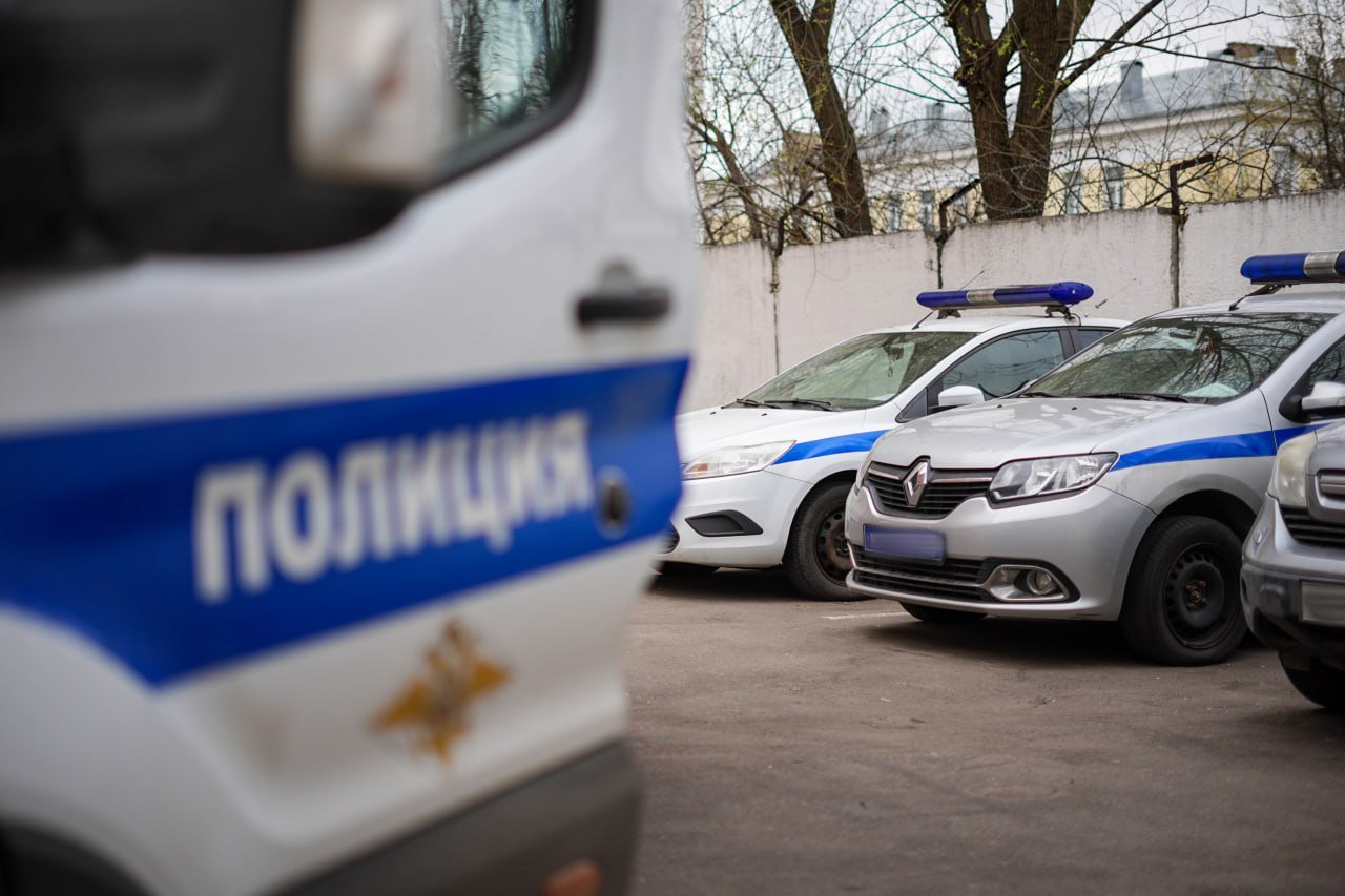 В Кировском районе 73-летняя пенсионерка умерла после жестокого изнасилования Тело соседки по лестничной клетке обнаружил петербуржец в доме №27 на проспекте Народного Ополчения накануне днем, об этом сообщил источник в правоохранительных органах. Мужчина вызвал скорую помощь, врачи которой констатировали смерть 73-летней женщины. На ее теле были обнаружены следы насилия. Прибывшие на вызов оперативники задержали обнаружившего труп 63-летнего соседа, а также еще одного неработающего 61-летнего местного жителя. Их поместили в изолятор временного содержания. Тело погибшей пенсионерки направили в морг для установления причины смерти, устанавливаются обстоятельства произошедшего. ИЗВЕСТИЯ/Сергей Лантюхов Подписаться Прислать новость