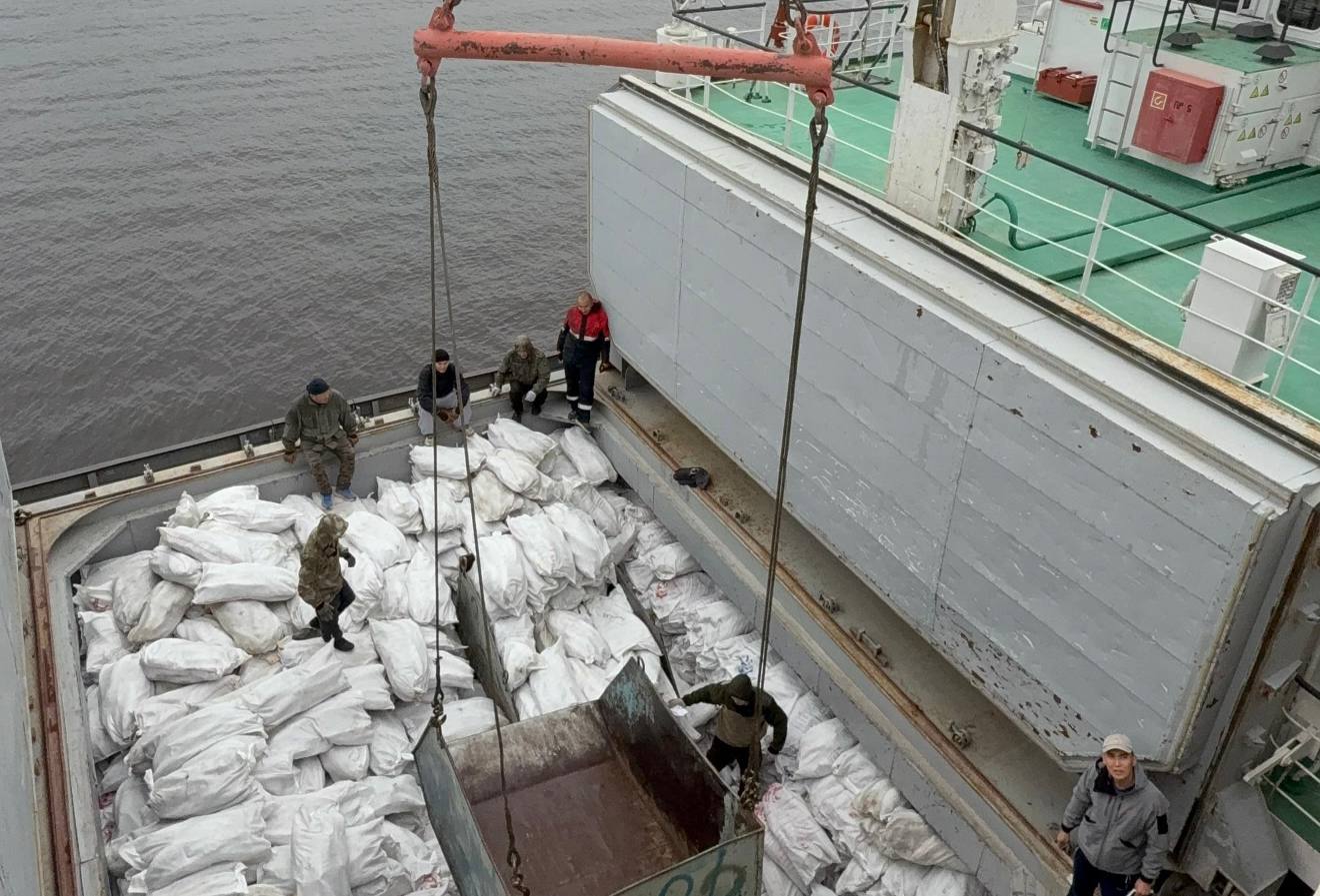 Россельхознадзором проконтролирована выгрузка 400 тонн замороженной рыбы в речном порту Якутии С 1 по 6 сентября 2025 года инспекторами Управления Россельхознадзора по Амурской области и Республике Саха Якутия в речном порту г Якутска проконтролирована выгрузка первой партии около 400 тонн свежемороженой рыбы чир омуль ряпушка муксун нельма щука Рыба поступила в город из арктического Булунского района Республики Саха Якутия на рефрижераторном судне Михаил Мальчиков оборудованном морозильными камерами позволяющими поддерживать оптимальную температуру при перевозке скоропортящейся продукции В настоящее время контроль за выгрузкой продолжается rsnamur