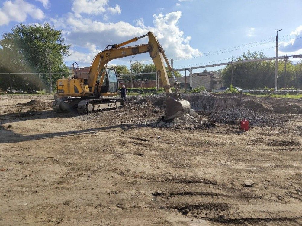 В Новомосковске приступили к возведению нового приемного отделения больницы Модульная конструкция на 1500 кв м будет примыкать к основному зданию приемного отделения и появится благодаря нацпроекту Продолжительная и активная жизнь Благодаря строительству нового модульного корпуса повысится пропускная способность отделения будет ускорена экстренная госпитализация повысится качество оказания медицинской помощи пациентам Новый приемный покой откроется в 2026 году Источник