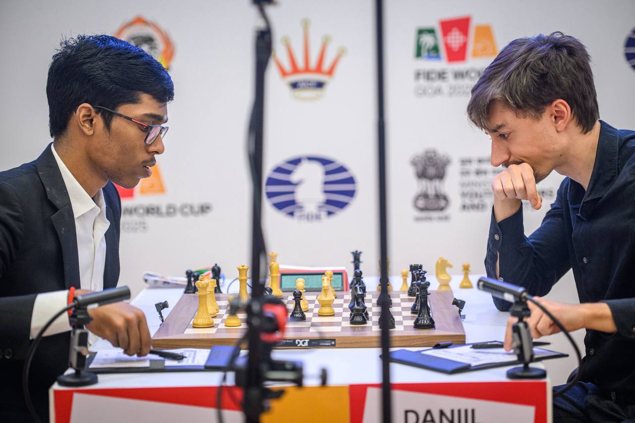 Даниил Дубов выиграл у Рамешбабу Прагнанандхи и вышел в 1 8 финала Кубка мира 2025 Еще один россиянин пробился в 1 8 финала Кубка мира 2025 года Даниил Дубов переиграл одного из рейтинг фаворитов турнира Рамешбабу Прагнанандху В первой партии тай брейка Дубов практически без игры предложил ничью а в ответной встрече сумел победить черным цветом В 1 8 финала Дубов сыграет с Сэмом Шенклендом который сегодня выиграл матч у Рихарда Раппорта Рамешбабу Прагнанандха завершивший выступление на Кубке мира еще сохраняет возможность отобраться в турнир претендентов на сегодняшний день он уверенно лидирует в зачете FIDE Circuit Еще один россиянин Андрей Есипенко продолжает борьбу первые две рапид партии против Винсента Кеймера завершились вничью Фото Michal Walusza новости турнир