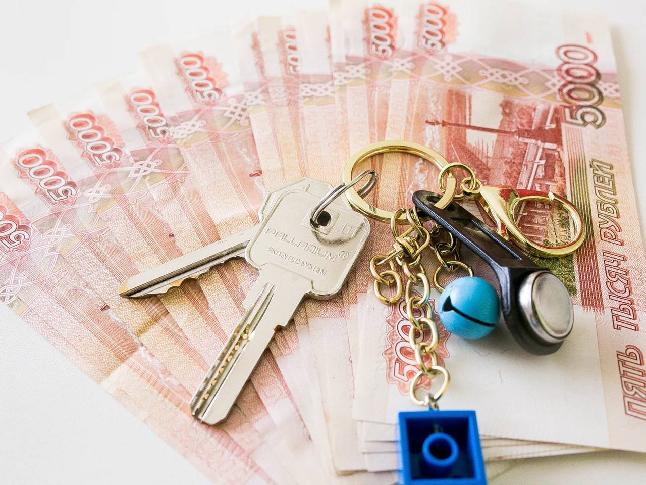 Лжесобственница незаконно продала гостевой дом за 28 млн рублей 49 летняя краснодарка выставила на продажу гостевой дом на участке около 3500 кв м в пригороде Она говорила что это действующий гостиничный бизнес и скрыла что здания построены незаконно Кроме того право владения землёй у неё уже закончилось Но несмотря на это обвиняемая приехала в Новороссийск для заключения сделки с покупателем и незаконно продала дом более чем за 28 млн рублей Уголовное дело направлено в суд лжесобственнице грозит до 10 лет лишения свободы Кубанские Новости Мы в MAX