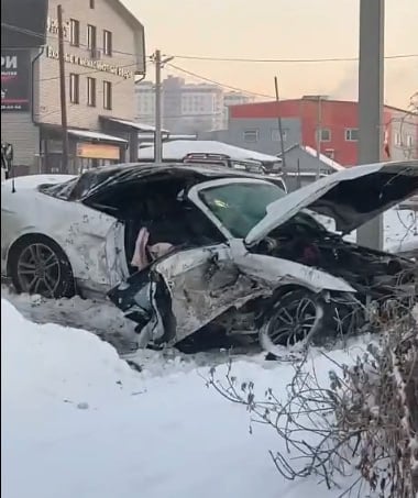 Виновник был пьяный: В ДТП на улице Гоголя пострадали 6-ть человек, один из них один в тяжелом состоянии  Предварительно установлено, что 26 ноября в 00:40 на улице Гоголя 22-летний водитель, управляя автомобилем «Форд», двигался по улице Ядринцева в сторону улицы Гоголя, не уступил дорогу и допустил столкновение с автомобилем «Тойота Ленд Крузер», под управлением 19-летнего водителя.  В результате ДТП пострадали водитель автомобиля «Тойота Ленд Крузер» и его пассажир 2005 года рождения. Они получили травмы, им оказана медицинская помощь, не госпитализированы. Телесные повреждения также получили водитель автомобиля «Форд» и три его пассажира: две девушки 2003 года рождения и парень 2004 года рождения. Они доставлены в медицинское учреждение для оказания помощи, одна из девушек госпитализирована в тяжелом состоянии. Установлено, что в момент ДТП водитель автомобиля «Форд» находился в состоянии алкогольного опьянения.  По факту ДТП возбуждено уголовное дело по пункту а, части 2 статьи 264 УК РФ. Расследование уголовного дела поставил на личный контроль Начальник ГУ МВД России по Алтайскому краю генерал-майор полиции Сергей Камышев.