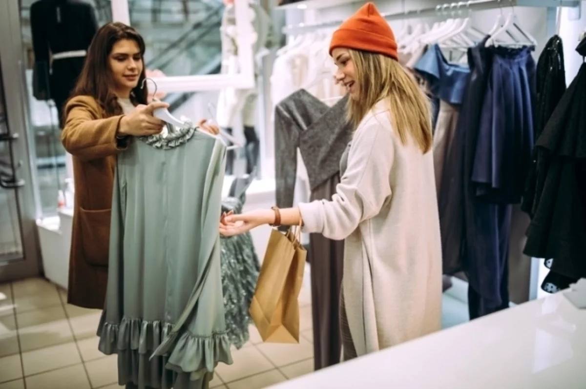 Без IKEA и ZARA. Стоит ли возвращаться западным брендам или лучше уже не будет? По словам политолога Вадима Сипрова, в них просто нет необходимости. Он отмечает, что отечественные бренды не только предлагают товар более высокого качества, но и выгодный по цене. При этом компании, нишу которых пока не заняли, смогут вернуть утраченные позиции, например у японских и корейских производителей бытовой техники и электроники. Есть вероятность, что вскоре российские власти предложат новый и системный подход к допуску на российский рынок зарубежных компаний. Кто же получит «зеленый свет», читайте тут.