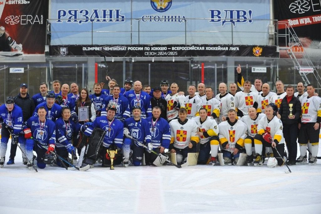 В Рязани состоялся хоккейный турнир «Кубок памяти С.С.Козырева» 12-13 апреля хоккеисты дивизиона «Любитель 50+» встретились на турнире во дворце спорта «Олимпийский», чтобы почтить память рязанского судьи Сергея Козырева и выявить сильнейших. По информации минспорта региона, в этом году на лед вышли четыре команды: «Автомобилист» г. Рязань , «Мое море 50+» г. Черкесск , ЛХК «Владимир 50+» г. Владимир , ЛХК «Спасск» Спасский район . Бронзовыми призерами турнира стали хоккеисты из Черкесска. Обладатели серебряных медалей – ЛХК «Владимир». Чемпионом регионального турнира стал рязанский «Автомобилист». Заместитель министра физической культуры и спорта Игорь Мишин поздравил обладателей кубков, отметив, что участники турнира показывают хороший пример молодому поколению, поблагодарил их за красивую игру и пожелал дальнейших спортивных успехов. На мероприятии присутствовали родственники Сергея Козырева, которые выразили огромную благодарность организаторам турнира. Фото: министерство физической...