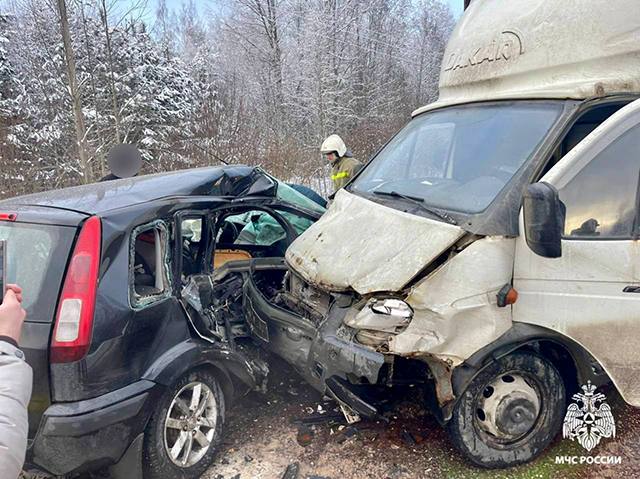 В Приморье за первые дни 2026 года в ДТП погибли восемь детей В Приморском крае за первые пять дней нового года в дорожно транспортных происшествиях погибли восемь детей Ещё 361 несовершеннолетний получил травмы различной степени тяжести сообщили в региональной Госавтоинспекции Всего с начала 2026 года зарегистрировано 318 ДТП с участием детей до 16 лет В ГИБДД подчёркивают что дети остаются самой уязвимой категорией участников дорожного движения в зоне риска как пешеходы так и пассажиры Полицейские зафиксировали 11 случаев когда дети или водители не были пристёгнуты ремнями безопасности Ещё в 23 эпизодах родители перевозили детей без автокресел и удерживающих устройств Между тем использование автокресел снижает риск получения травм ребёнком на 75 Отдельную тревогу у инспекторов вызывает ситуация с пешеходами лишь в 22 авариях дети были со световозвращающими элементами хотя они уменьшают риск ДТП в шесть раз Подписаться забустить