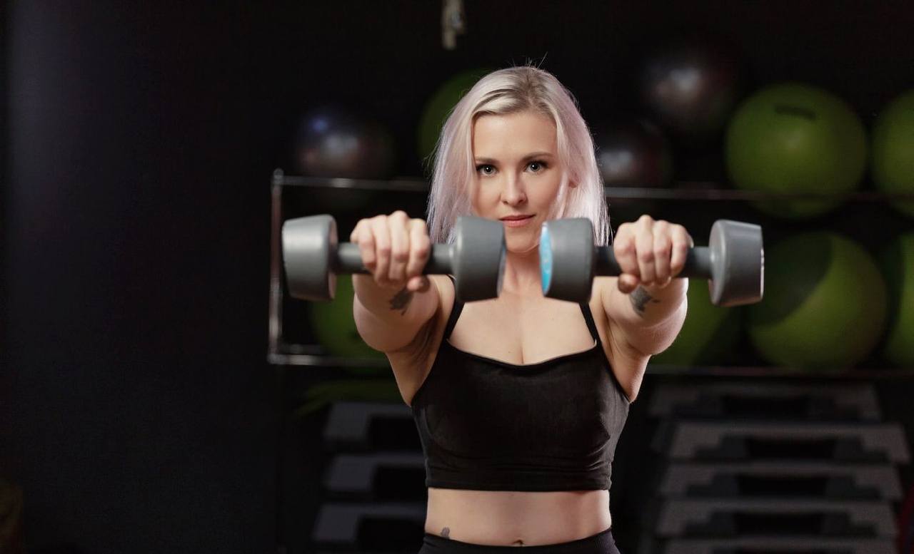 Чемпионку Украины по пауэрлифтингу приговорили к 19 годам строго режима за подрыв ЛЭП и подготовку покушения на российского полковника 2 й Западный окружной военный суд в Москве приговорил 42 летнюю Юлию Лемещенко к 19 годам колонии строгого режима по обвинению в госизмене диверсии обучении терроризму и подготовке теракта сообщает Медиазона В 2014 году девушка переехала из Воронежа в Харьков и стала чемпионкой Украины по пауэрлифтингу По версии следствия весной 2024 в Киеве она прошла обучение стрельбе работе с БПЛА и взрывчаткой В октябре 2024 года Лемещенко подорвала опоры ЛЭП под Петербургом После этого она следила в Воронеже за полковником ВКС Алексеем Лободой которого связывают с авиаударами по Харькову В январе 2025 го собрала еще две бомбы для передачи другим лицам и вскоре была задержана Лемещенко признала фактическую сторону обвинения но заявила что морально виновной себя не считает В последнем слове девушка сказала Я не могла остаться в стороне В любой войне люди которые оказываются к ней причастны либо все таки пытаются бороться либо убегают Я решила бороться против этого против российской военной агрессии Фото Соцсети Юлии Лемещенко