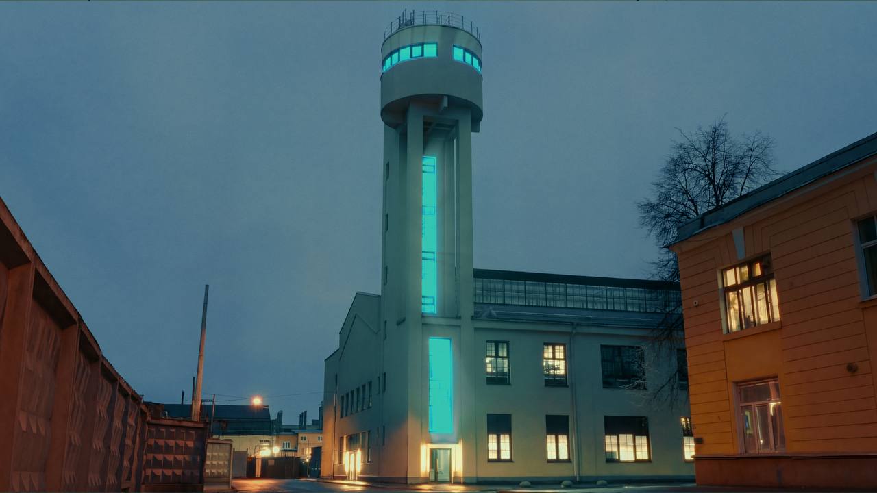 Подсветку на Канатном цеху на Васильевском острове студенты ВШЭ смогут менять через бот в Max О совместной с мессенджером акции ко Дню студенчества рассказали в VK Education Для смены подсветки студенты должны будут ответить на математический вопрос Детали Кроме петербургской ВШЭ в акции поучаствует Балтийский федеральный университет в Калининграде учебно лабораторный корпус МГТУ имени Баумана в Москве и главный вход ДВФУ во Владивостоке Каждый вуз имеет один базовый цвет и пять дополнительных доступных в чат боте Канатный цех корпус Высшей школы экономики который открылся в январе прошлого года после реставрации Здание на 25 линии Васильевского острова 6 памятник конструктивизма канатный цех завода Красный гвоздильщик с 30 метровой водонапорной башней Цех был построен в 1931 году по проекту Якова Чернихова Реставрация продолжалась почти три года Фото пресс служба ВКонтакте Подписывайтесь на Бумагу и предлагайте новости