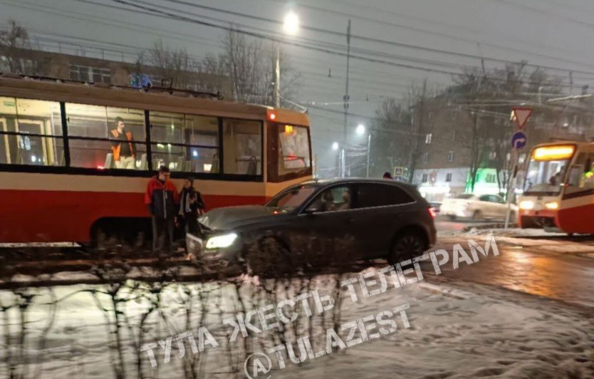 В Туле на проспекте Ленина автомобиль "притерся" в трамваю     В Туле автомобиль Audi A3 «притерся» к трамваю. Кадры с места происшествия появились в социальных сетях.  ↗  Прислать новость   Подписаться