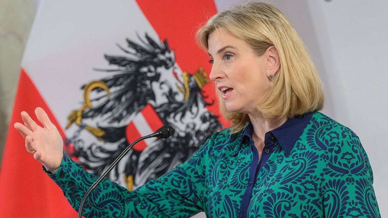 «Преподнес на блюдечке» Путину часть Украины: глава МИД Австрии жестко раскритиковала Трампа.  Министр иностранных дел Австрии Беате Майнль-Райзингер заявила изданию Welt, что президент США своими действиями сделал все, чтобы Россия получила в свой состав пять областей.  Президент США Дональд Трамп на самом деле передал ему Крым и восточные регионы Украины, исключив возможность вступления страны в НАТО,  — заявила она.  Кроме того, Майнль-Райзингер раскритиковала Трампа за его отказ поддержать членство Украины в НАТО. Тем не менее она указала на то, что время в условиях военных действий работает против России.    Оперативно о политике