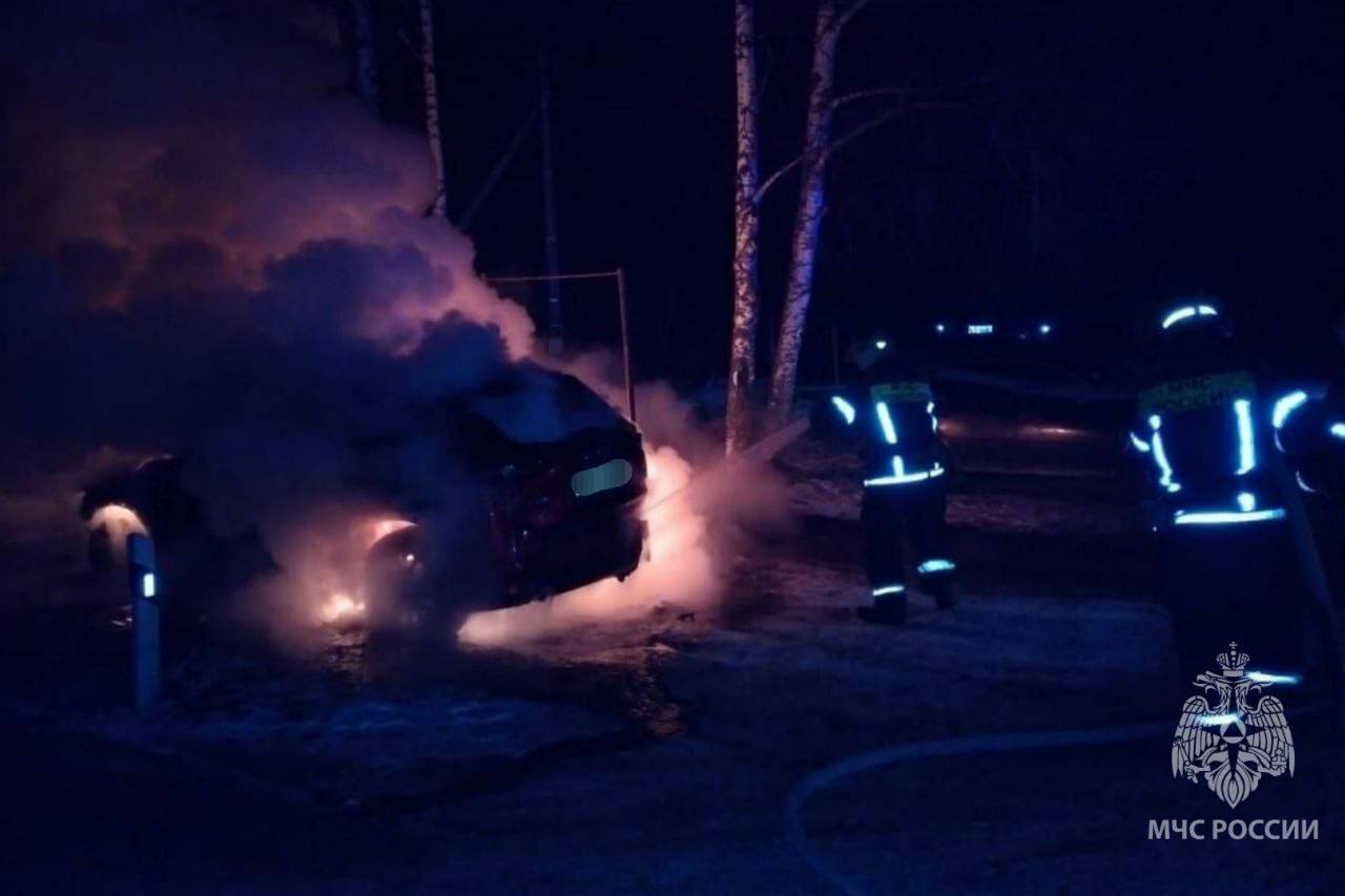В Фурманове подожгли «Мазду» за деньги — дело ушло в суд.  Ночью 26 февраля на улице Демьяна Бедного вспыхнул автомобиль «Мазда 6» стоимостью 840 тысяч рублей. Как установило следствие, трое мужчин облили машину бензином и подожгли её за вознаграждение.  Двое из них — жители Москвы без судимостей — ответят перед судом за умышленное уничтожение чужого имущества. Материалы по третьему фигуранту выделили в отдельное производство, уточнили в прокуратуре Ивановской области.    Подпишись   Поделись новостями