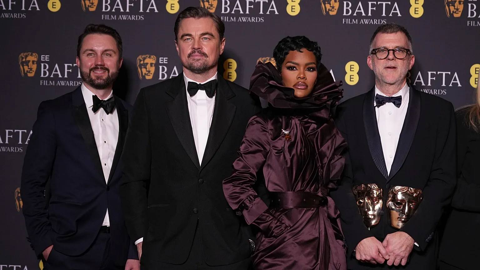 Победители кинопремии BAFTA 2026 Главным триумфатором премии BAFTA от Британской академии кинематографического и телевизионного искусства стал фильм Битва за битвой Главные награды Лучший фильм Битва за битвой Лучший режиссёр Пол Томас Андерсон Битва за битвой Лучший оператор Майкл Бауман Битва за битвой Лучший британский фильм Гамнет Лучший мультфильм Зверополис 2 Лучший оригинальный сценарий Грешники Лучший адаптированный сценарий Битва за битвой Лучшая мужская роль Роберт Арамайо Я ругаюсь Лучшая женская роль Джесси Бакли Гамнет Лучшая мужская роль второго плана Шон Пенн Битва за битвой Лучшая женская роль второго плана Вунми Мосаку Грешники