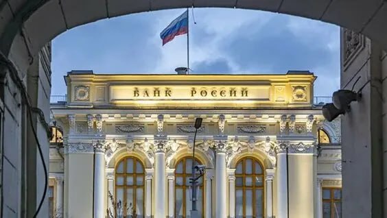 Банк России определил процедуру отказа от зачисления средств полученных при мошенническом переводе регулятор Банкам рекомендовано обеспечить прием заявлений клиентов физических лиц об отказе от зачисления средств например в отделениях по телефону горячей линии или через онлайн банк Человеку который захочет воспользоваться этой процедурой и вернуть пострадавшему от мошеннических действий деньги нужно будет указать в заявлении номер запроса по операции без добровольного согласия клиента REQ Банку получившему заявление гражданина об отказе от зачисления денег рекомендовано вернуть средства в размере суммы мошеннической операции банку плательщика а кредитной организации плательщика зачислить деньги на счет пострадавшего клиента и направить в Банк России соответствующую информацию Банк России будет мониторить исполнение банками рекомендаций jkinvest news jkinvest