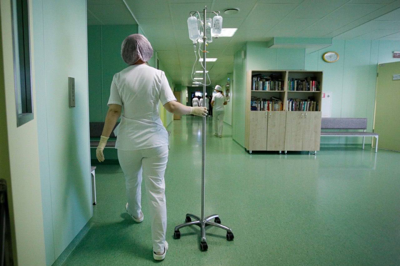 Одинокая женщина 45 лет клинику Петербурга оштрафовали за объявление о вакансии Суд в Петербурге оштрафовал частную клинику за объявление о вакансии медсестры сообщила глава объединённой пресс службы судов Петербурга Дарья Лебедева Гражданство РФ одинокая девушка женщина возраст 45 лет сообщалось в информации о вакансии В пресс службе судов напомнили что закон РФ О занятости населения в РФ запрещает публиковать объявления с вакансиями которые каким либо образом ограничивает возможность трудоустроиться на работу из за характеристик не связанных с деловыми качествами работников Мировой судья признала ООО ОЗ Мед виновным сразу по двум протоколам и назначила штраф в 10 тыс рублей за каждое правонарушение Валентин Егоршин ТАСС Подписаться на ДП в Telegram MAX