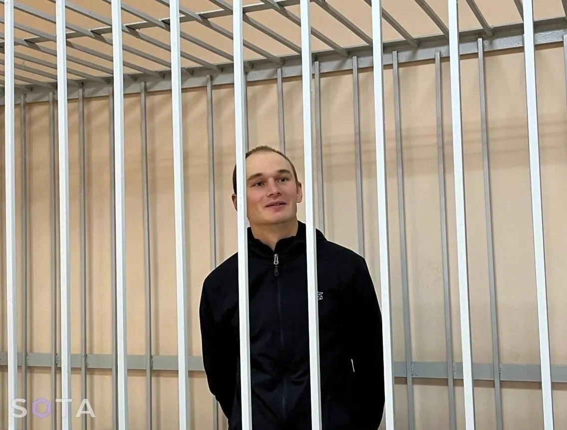 Прокуратура заявила что не нашла доказательств применения пыток к политзаключённому Азату Мифтахову В ходе проверки изучена медицинская документация получены объяснения от осуждённых сотрудников администрации ИК 18 просмотрены записи со стационарных камер видеонаблюдения и переносных видеорегистраторов которые сохранены как для прокуратуры так и для сотрудников Следственного комитета России Фактов сокрытия или удаления видеозаписей не имелось По указанию спецрокурора медицинскими работниками филиала Медицинская часть 9 ФКУЗ МСЧ 11 ФСИН России осуществлено медицинское освидетельствование осуждённого в ходе которого телесных повреждений на поверхности его тела не установлено говорится в ответе ведомства который цитирует группа поддержки Мифтахова Сам политзаключённый подтвердил что ему назначили медицинское обследование но никаких следов к этому времени уже не осталось Обследование провели через две недели после пыток Азат Мифтахов бывший аспирант механико математического факультета МГУ В 2021 году его приговорили к шести годам лишения свободы по делу о нападении на офис партии Единая Россия в Москве Следствие утверждало что юноша бросил дымовую шашку в окно Сам Мифтахов вину не признал и сообщал о применении к нему пыток на этапе предварительного следствия Незадолго до освобождения против Мифтахова завели новое уголовное дело по которому впоследствии приговорили ещё к четырём годам лишения свободы Фото SOTA Подписаться Связаться Поддержать Patreon Буст
