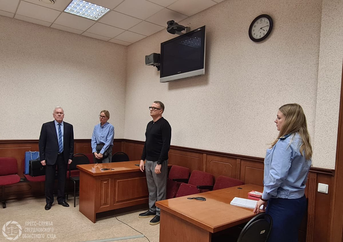 Свердловский областной суд смягчил приговор бывшему генеральному директору АО Уральский выставочный центр Игорю Данилову В июле 2023 года Ленинский районный суд Екатеринбурга признал Данилова виновным в присвоении и растрате ч 4 ст 160 УК РФ и злоупотреблении полномочиями ч 1 ст 285 УК РФ Ему было назначено наказание в виде 5 лет лишения свободы условно с испытательным сроком 5 лет и штрафом в размере 800 тыс рублей После подачи апелляций со стороны защиты и прокурора Свердловский областной суд рассмотрел дело повторно и решил исключить из приговора обвинение по статье о злоупотреблении полномочиями По остальным пунктам он признан виновным и приговорён к условному лишению свободы сроком 4 года 6 месяцев с таким же периодом испытательного срока и штрафом в 800 тыс рублей Остальная часть приговора осталась без изменений Фото пресс служба Свердловского областного суда Подписывайся на ИА Уральский меридиан