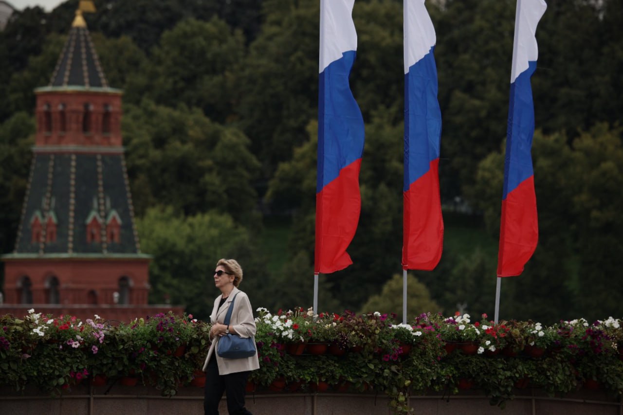Не время прохлаждаться сократить оплачиваемый отпуск призвали в России Также в стране нужно сократить число праздничных дней заявил общественник и политтехнолог Вадим Попов Такая мера должна быть введена в связи с текущими реалиями сказал он Абзацу В условиях проведения СВО и усложнения экономической ситуации в стране властям необходимо пересмотреть законодательство в отношении количества отпускных и праздничных дней в году в сторону их уменьшения Сегодня Россия нуждается в беспрерывном производстве военной и гражданской продукции Не время когда против нашей страны ведется настоящая война со стороны Запада прохлаждаться месяц на курортах и дачах По словам Попова для отдыха россиянам хватит 21 дня Сократить нужно и новогодние каникулы до шести дней Подпишитесь на Абзац TG VK Дзен MAX Rutube