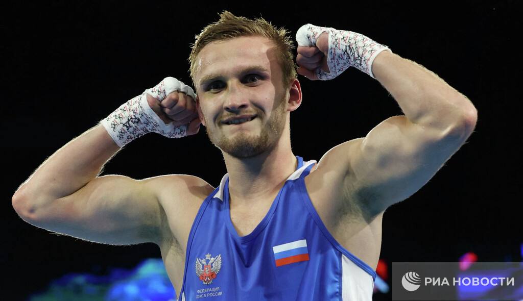 Российский боксер Всеволод Шумков вышел в финал чемпионата мира в Дубае В поединке в весовой категории до 60 кг Шумков одолел Акмала Убайдова из Таджикистана В решающей стадии россиянин встретится с олимпийским чемпионом 2024 года Абдумаликом Халоковым из Узбекистана Подписывайтесь на РИА Новости Спорт в MAX