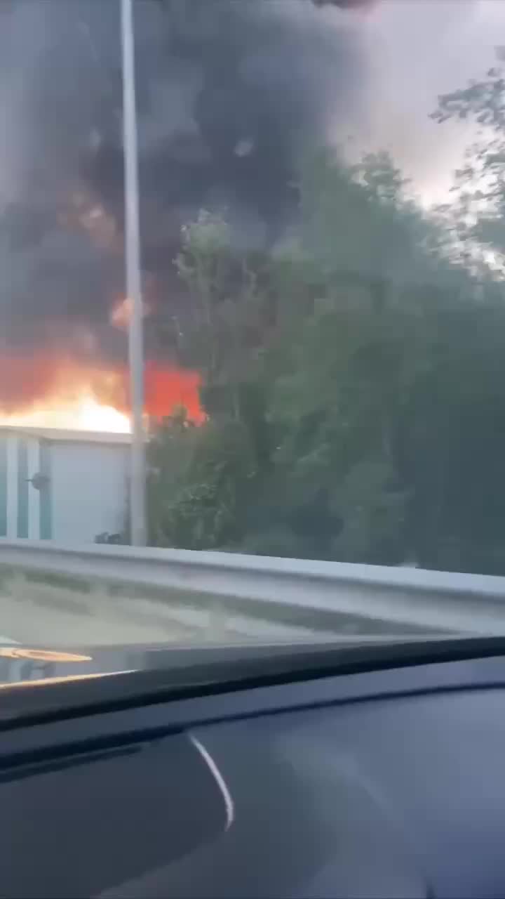 Пожар на складе автозапчастей в Дмитровском районе Подмосковья