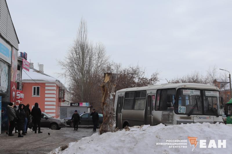 В Челябинске отменят маршрутку, которая ходит через весь город  С 1 августа прекратит работу маршрутка №218. Она связывает Копейск с Ленинским, Советским, Центральным, Калининским и Курчатовским районами Челябинска. 31 июля истекает срок действия свидетельства на обслуживание этого маршрута.  Из-за отмены маршрутки автобус №18 будет ходить чаще. Число машин на линии увеличат с 18 до 22, что позволит сократить интервал движения до 9 минут в часы пик.