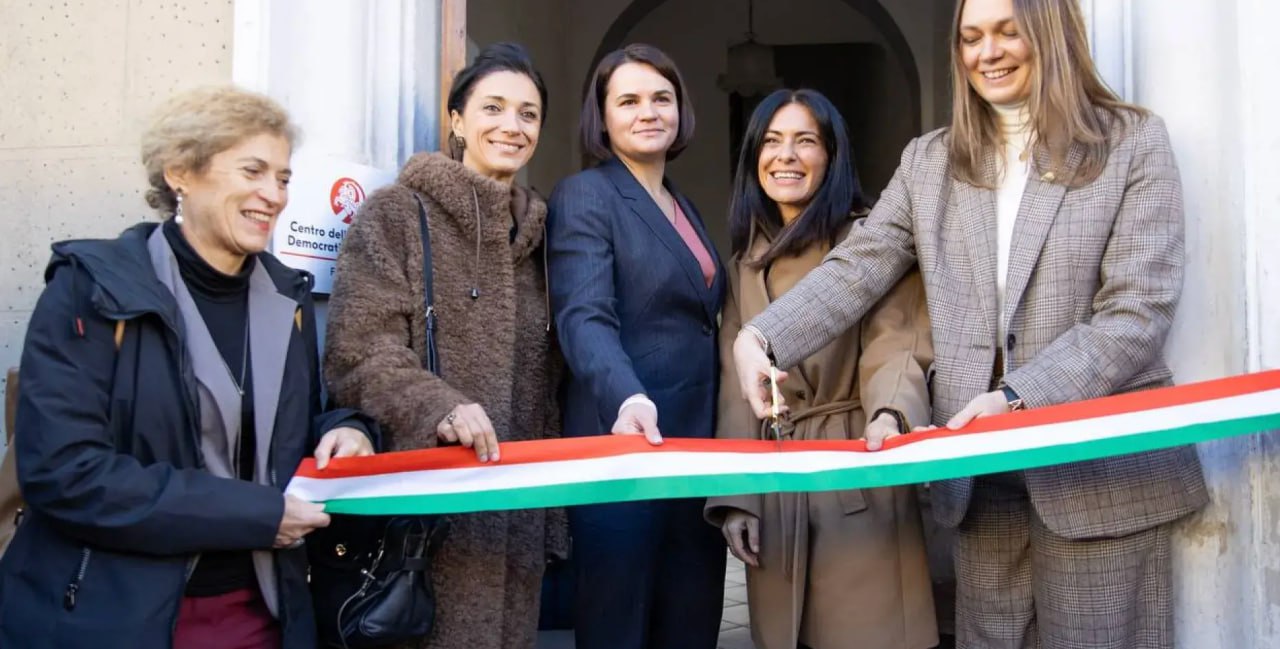 Назначенная ЕС Президент Беларуси в изгнании Светлана Тихановская презентовала свой новый офис во Флоренции стоимостью в 700 тысяч евро Финансирование предоставила Еврокомиссия Флоренция один из самых дорогих городов Италии От Минска ее отделяет 2075 километров