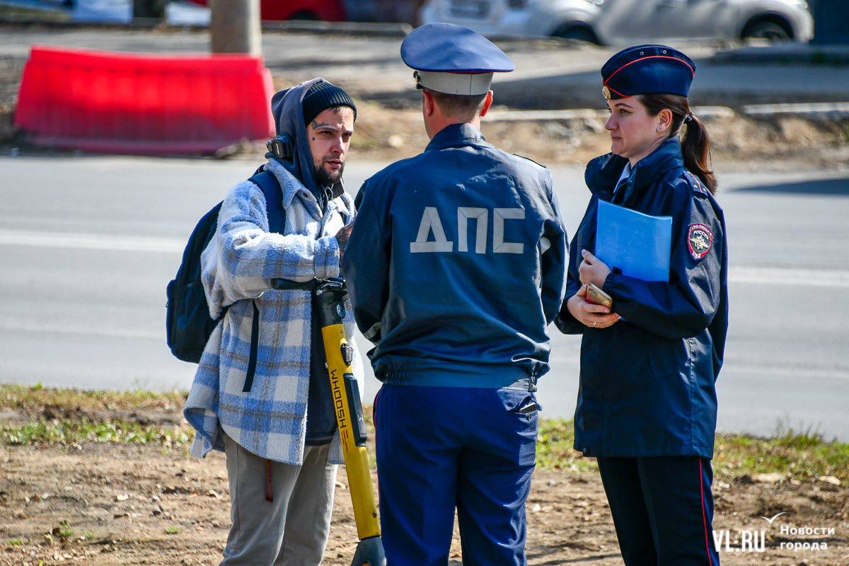 После недавних происшествий с участием самокатчиков, полиция провела рейды на Второй речке.  Сегодня ГИБДД, администрация Владивостока и Whoosh провели рейд по электросамокатам на улице Русской. Чаще всего попадались несовершеннолетние водители, доступ к аккаунту которым сделали родители. Многие катались по двое – причём люди знают, что так нельзя, но не считают, это серьёзным нарушением.   Штрафы сегодня выписывали от 1500 до 10 000 рублей, а подростки могут ещё и бан получить в приложении.  Источник Новости VL.ru