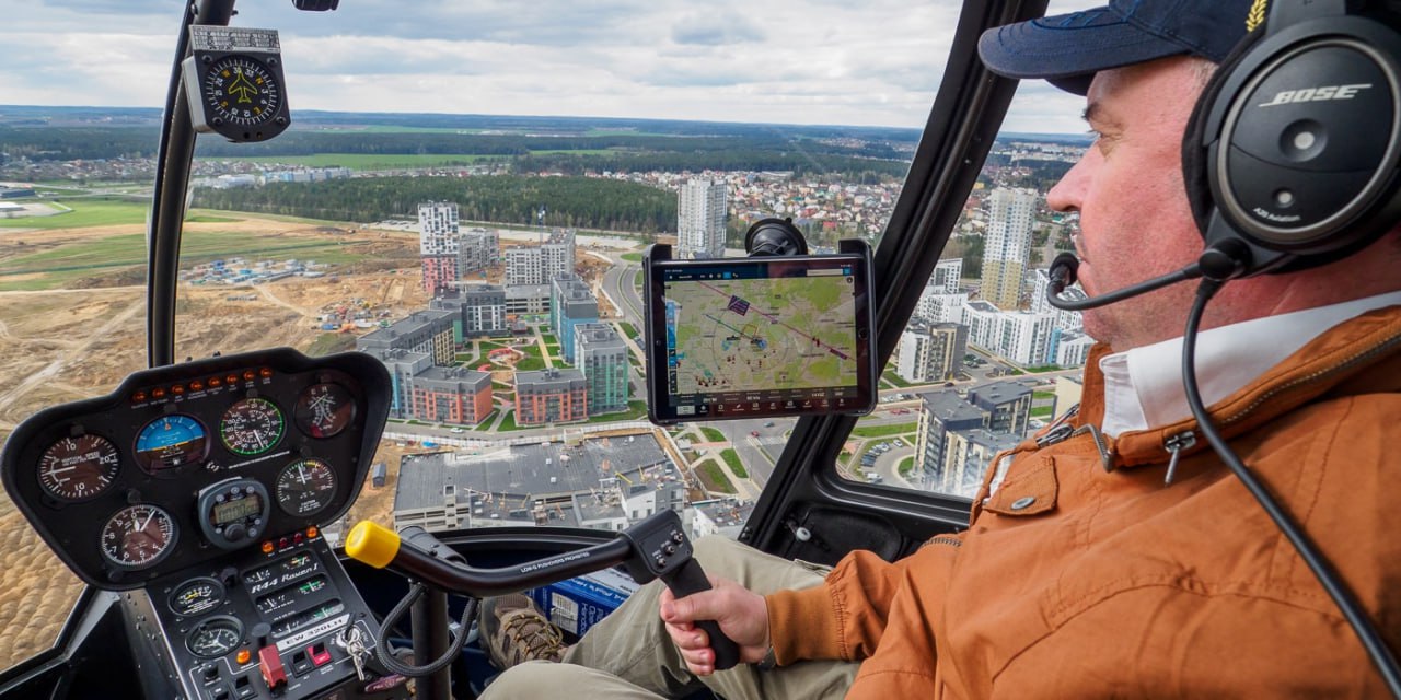 На время ПМЭФ в Петербурге и Ленобласти введен запрет на полеты малой авиации. А экипажи судов, выполняющих рейсы, видят «призраков» на радарах.  Информацию о запрете подтвердили в местных аэроклубе SkyStream и авиационно-спортивном клубе «Сиворицы». «На данный момент небо закрыто. До пятницы [20 июня] точно. А там уже видно будет. Но пока у нас полетов нет», — сообщили Daily Storm в SkyStream.  В клубе «Сиворицы», базирующемся в Гатчинском районе Ленобласти, нам заявили, что в связи с ПМЭФ пока работа на паузе: «Из-за форума запрет на использование воздушного пространства с 18 по 20 июня точно. 21-е и 22-е — пока под вопросом. Возможно, нам дадут работать. Но до 20-го включительно уже режим запрета в радиусе 200 километров. Но всегда на время проведения ПМЭФ запрет на полеты. Так было и на прошлом, и на позапрошлом форумах».    О том, что есть ограничения, рассказали и в региональном центре Единой системы организации воздушного движения: «Конечно, [на время проведения ПМЭФ] обязательно, ограничения [на полеты] есть».    Кроме этого, начиная с вечера 11 июня экипажи российских и иностранных авиакомпаний, прилетающих в Пулково и вылетающих оттуда, жалуются на систему предупреждения столкновения самолетов в воздухе  TCAS . Как пишет Telegram-канал «Авиаторщина», на радарах внезапно появляются якобы неопознанные посторонние метки вблизи самолета. От пилотов поступило уже более 160 докладов. Источник «Авиаторщины» объяснил аномалию в Пулково «увеличением активности работы средств радиоэлектронной борьбы в связи с ПМЭФ».