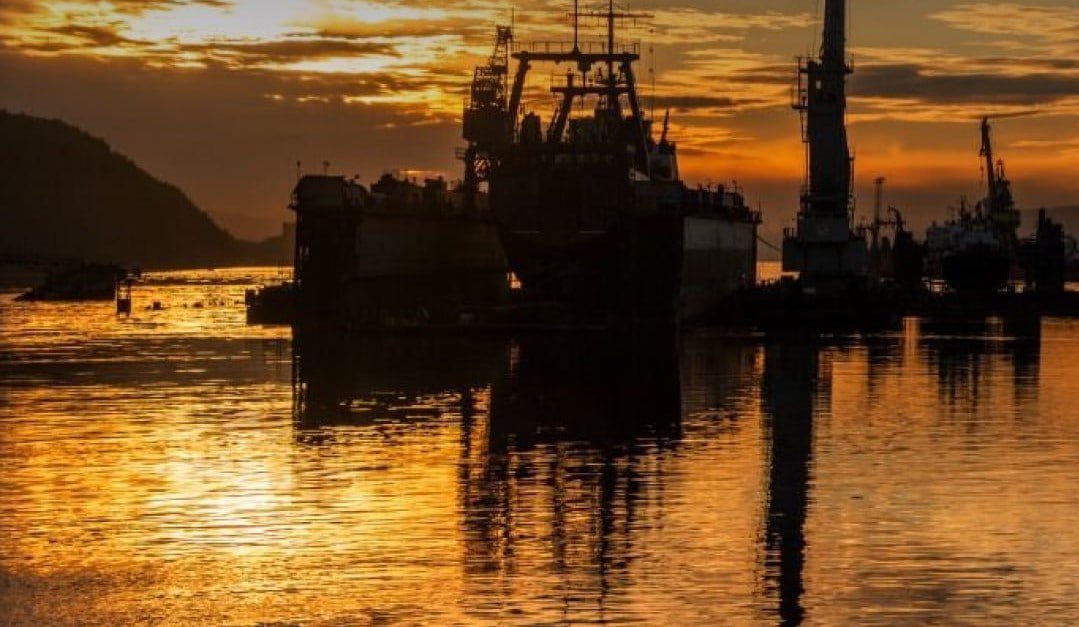 Мурманский порт заплатит штраф за ущерб экологии Мурманский морской рыбный порт получил официальное требование от Росприроднадзора о возмещении ущерба водам Кольского залива на сумму свыше 1 миллиона рублей Причиной стала хозяйственная деятельность предприятия выявленная в ходе плановой проверки Специалисты ведомства зафиксировали превышение допустимых показателей в сточных водах сбрасываемых в залив Анализы подтвердили причинение вреда одной из ключевых акваторий региона Подписаться Прислать новость