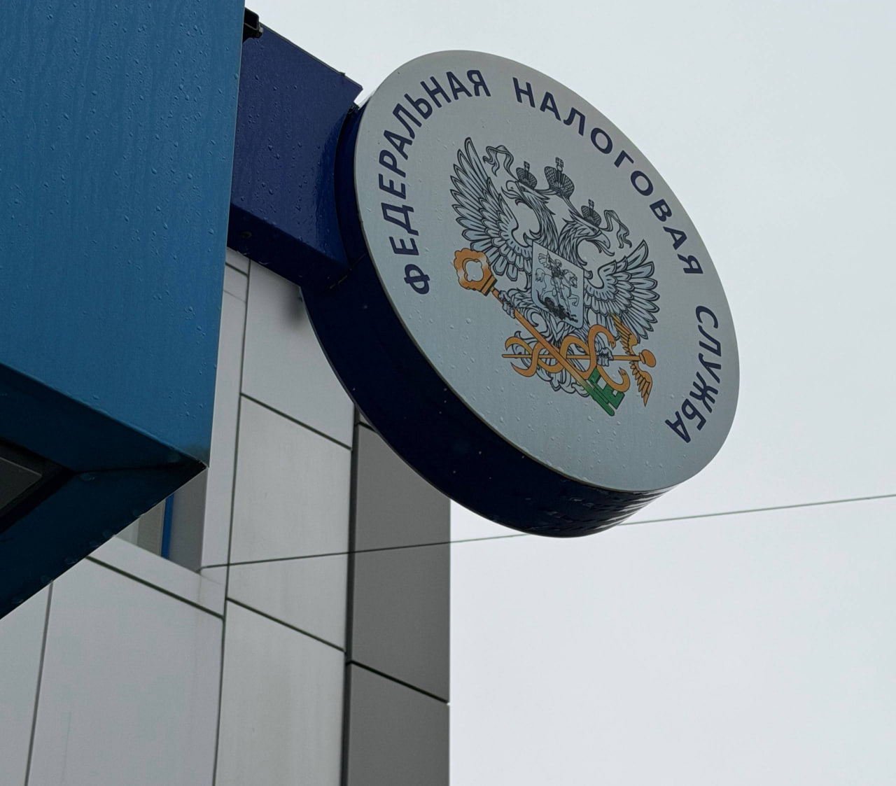 Налоговики Дагестана в 2025 году пресекли около 20 схем дробления бизнеса Управление ФНС России по Дагестану подвело итоги работы по выявлению незаконных схем дробления бизнеса в 2025 году Как сообщил руководитель ведомства Айдар Байрамов факты применения таких схем установлены в деятельности 18 налогоплательщиков Тринадцать компаний и предпринимателей предпочли добровольно уточнить налоговые обязательства пополнив бюджет на 61 3 млн рублей Еще пяти нарушителям доначислено 662 5 млн рублей по итогам проверок Кроме того по материалам налоговиков Следственный комитет по Дагестану возбудил 11 уголовных дел Благодаря этому удалось обеспечить поступления в размере 152 3 млн рублей Совместно с региональным УФСБ также проведены выездные проверки в отношении 11 недропользователей В рамках этих мероприятий в бюджет уже поступило 72 млн рублей