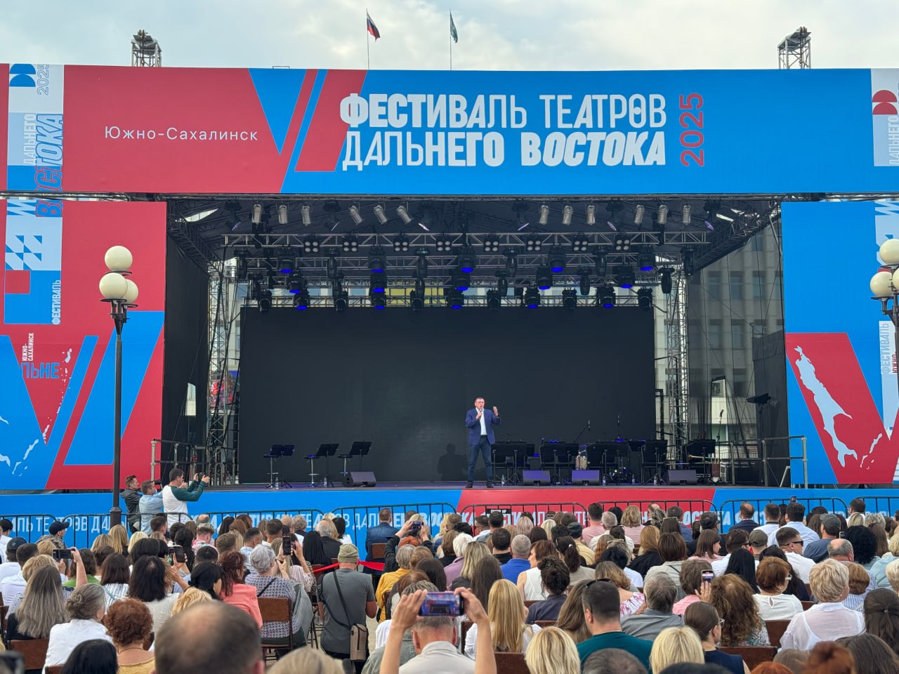 Более 11 тысяч зрителей посетили VI Фестиваль театров Дальнего Востока на Сахалине! С 23 июня по 5 июля в Южно-Сахалинске прошел VI Фестиваль театров Дальнего Востока. За две недели зрители увидели более 40 постановок и эскизов, привлекших свыше 11 тысяч зрителей. Обсуждения и лекции сделали фестиваль живым и профессионально значимым. Закрытие фестиваля ознаменовалось спектаклем «На всякого мудреца довольно простоты» от Санкт-Петербургского государственного академического драматического театра им. В. Ф. Комиссаржевской. Яркая игра актеров, масштабные декорации и живая музыка создали незабываемую атмосферу. На официальной церемонии закрытия театральные критики вручили награды в ключевых номинациях: - Лучшая мужская роль — Алексей Редков, спектакль «Пер Гюнт. Возвращение к себе» - Лучший художник по костюмам — Надежда Абзаева, спектакль «Dон Жуан» - Лучший дуэт — Бато Шойжонов и Дария Шагдурова, спектакль «Dон Жуан» - Лучшее световое решение спектакля — Павел Бабин, «Море. Звезды. Олеандр» - Лучшая режиссерская работа — Константин Кучикин, «Идеальная пара» - Лучший актерский ансамбль — «Шведская спичка», Сахалинский международный театральный центр Также дипломами были отмечены участники образовательных программ. Благодарим всех за участие и ждем следующего фестиваля!