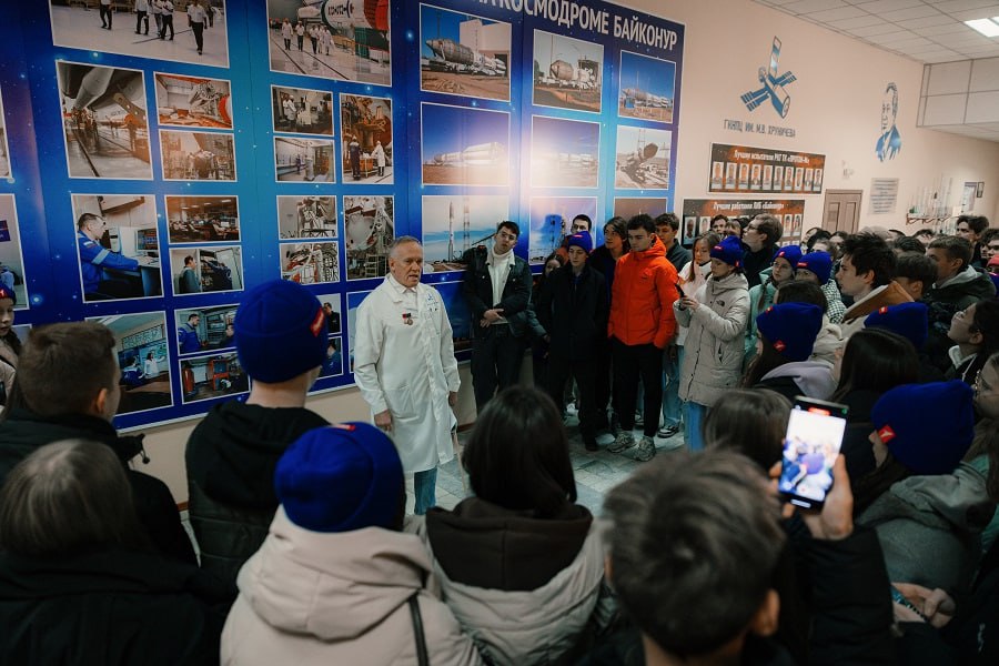 Четверо школьников из края побывали на Байконуре 100 юных победителей Всероссийского проекта Космическая экспедиция первых со всей страны отправились на легендарный космодром Байконур среди них и четверо ребят из края Альбина Нуркамилова Мария Ткачева Антон Серебряков и Гордей Харчишин Во время поездки школьники увидели стартовый комплекс ракеты Протон посетили музей космодрома и мемориальный комплекс побывали в домах Сергея Королёва и Юрия Гагарина а также осмотрели макет орбитального корабля Буран Подписаться на канал