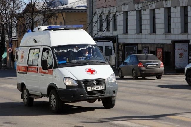 В Тульской области продлили региональные выплаты для водителей скорой. Об этом сообщил губернатор Тульской области Дмитрий Миляев в своем Telegram-канале. Эта мера поддержки была впервые введена в 2023 году и продлена в 2024.  Так, глава региона принял решение о сохранении допвыплат водителям автомобилей скорой помощи в размере 6 тыс рублей и в 2025 году.   «От водителя автомобиля скорой помощи зависит скорость прибытия на вызов и бережная доставка пациента в стационар. Сегодня тульская скорая — один из лидеров страны по скорости доезда на экстренные вызовы и ДТП: медики прибывают к пациенту в среднем за 13,6 мин., тогда как федеральный норматив доезда — не более 20 мин. Это один из лучших результатов по стране, и достигается он во многом благодаря профессионализму водителей», - говорится в публикации.