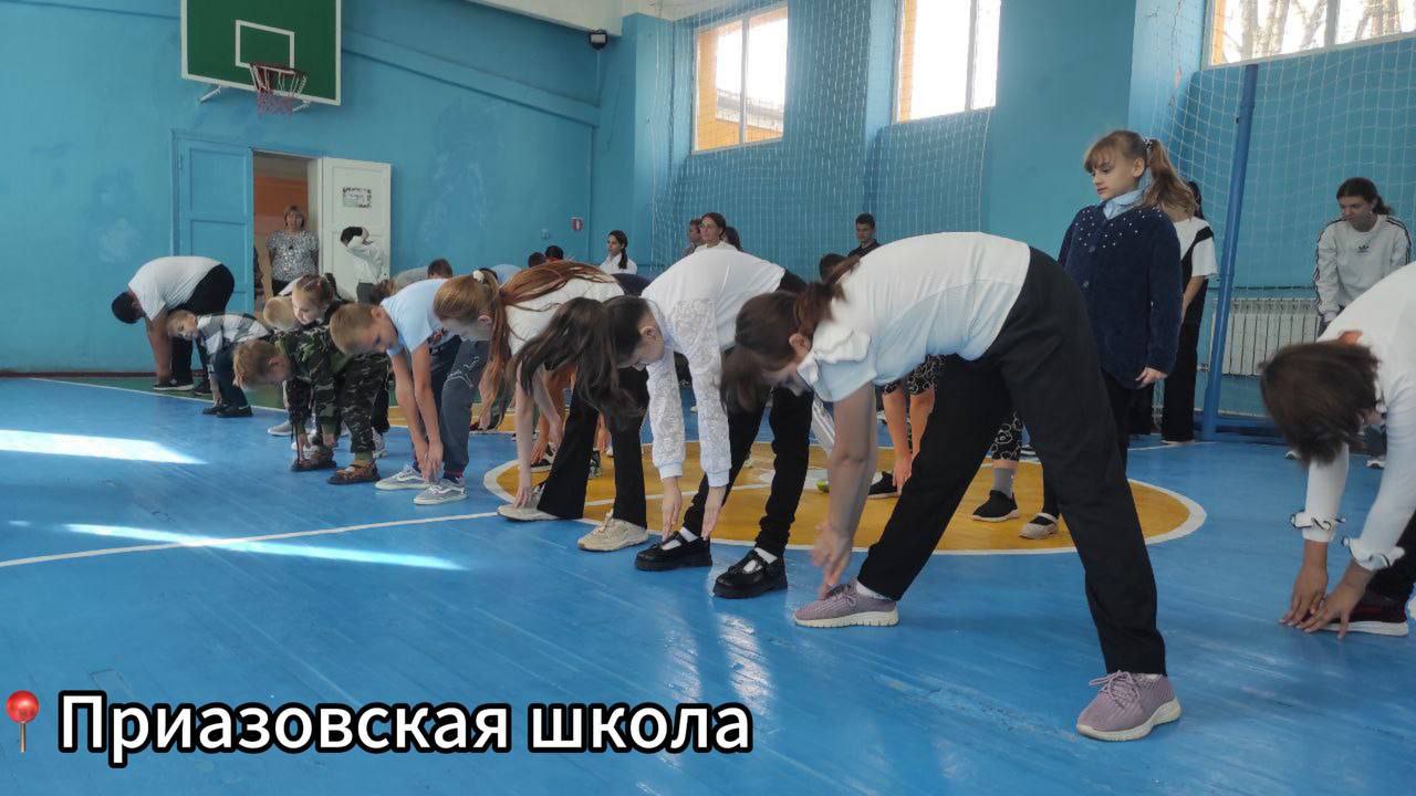 В рамках проекта Детский спорт в Мангушском округе стартовала акция Зарядка от нас здоровье для вас Учащиеся Мангушской школы 1 и 2 Ялтинской школы 2 Приазовской школы приняли участие в спортивной акции Зарядка от нас здоровье для вас Мероприятие было организовано Мангушским местным отделением Всероссийской политической партии Единая Россия в рамках реализации федерального партийного проекта Детский спорт при содействии Мангушского центра физического здоровья населения Спорт для всех Цель акции популяризация здорового образа жизни среди подрастающего поколения и привлечение внимания к важности регулярной физической активности Школьники весело и с пользой провели время выполняя комплекс упражнений под руководством опытных инструкторов Акция напомнила ее участникам что забота о здоровье может быть интересной и доступной ЕРДНР ЕдинаяРоссия ЕРМангуш ДетскийСпорт Телеграм ВКонтакте Одноклассники
