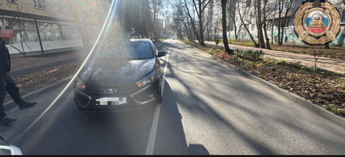 В Ставрополе водитель автомобиля допустил наезд на ребенка По предварительным данным 28 ноября в 11 часов 25 минут водитель автомобиля марки Лада Веста двигаясь по улице Ворошилова в сторону улицы Шпаковской допустил наезд на малолетнего пешехода который двигался вне пешеходного перехода в зоне его видимости справа налево по ходу движения транспортного средства  С травмой головы 8 летний ребёнок местный житель города был доставлен в городскую больницу Установлено что за рулём автомобиля находилась 44 летний местный житель который за последние два года привлекался к административной ответственности за нарушение ПДД шесть раз  По факту происшествия проводится проверка Детальные обстоятельства происшествия уточняются