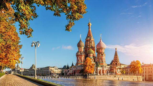 Турпоток из ОАЭ в Москву вырос в восемь раз  Туристический поток из ОАЭ в столицу России демонстрирует стремительный рост: за первые девять месяцев 2024 года Москву посетили 40 тысяч эмиратских путешественников, тогда как в 2022 году их было 5 тысяч. Об этом заявил зампредседателя комитета по туризму города Булат Нурмуханов в интервью Emirates News Agency  WAM , партнеру сети TV BRICS.  «Это впечатляющая динамика, и наша задача – поддерживать этот тренд», – подчеркнул он.      Подробнее в нашем материале