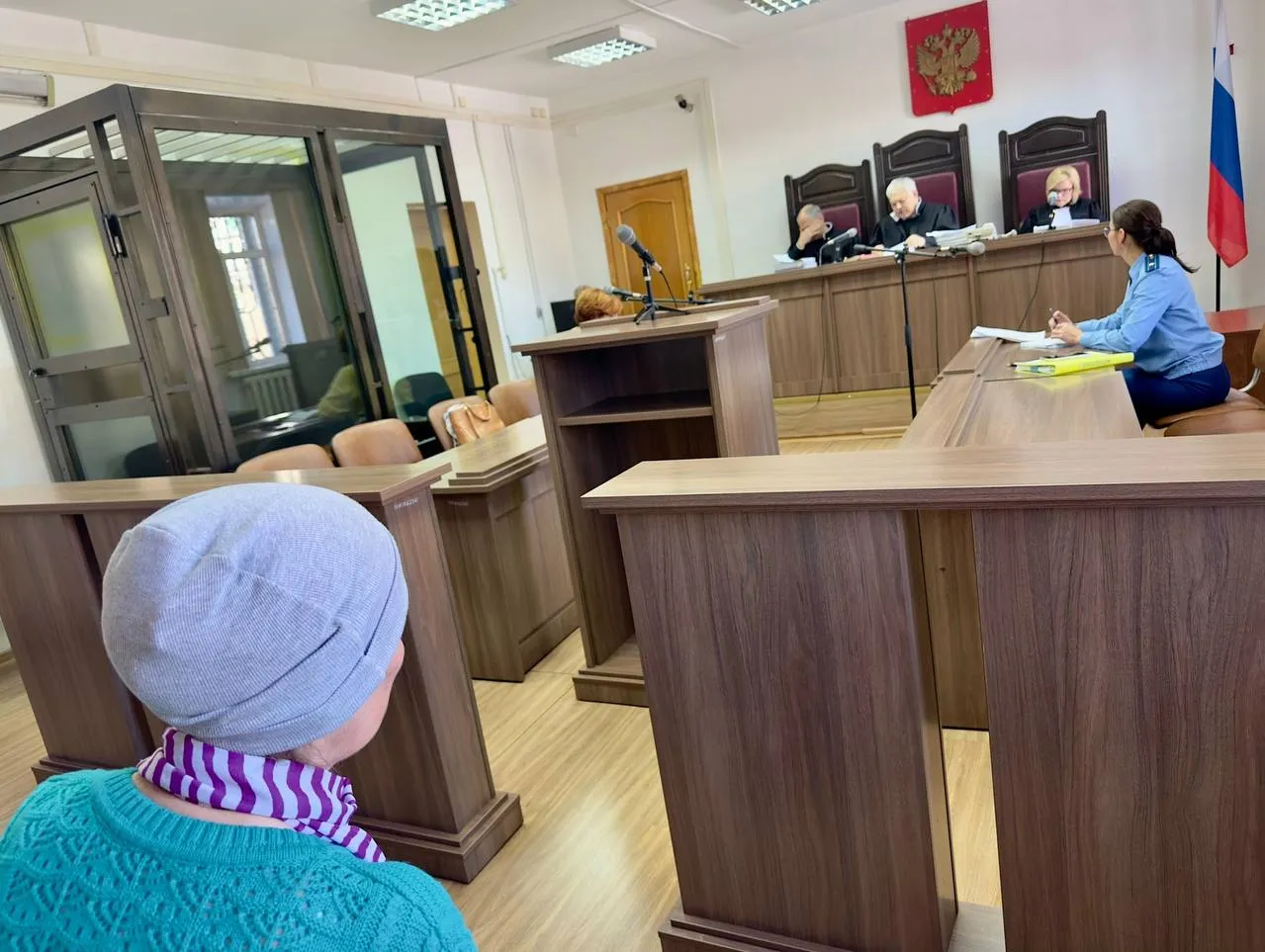Суд оставил экс заммэра Читы Галиморданова под условным сроком Забайкальский краевой суд оставил без изменений условный приговор бывшему заместителю мэра Читы Андрею Галиморданову который обвинялся в злоупотреблении полномочиями Прокуратура считала наказание чрезмерно мягким и просила реальный срок Адвокат добивался прекращения дела за истечением давности Судебная коллегия рассмотрела жалобу без самого Галиморданова признав его неявку неуважительной С 2009 по 2016 год чиновник возглавляя комиссию по признанию жилья аварийным блокировал включение 19 домов в соответствующий список Вместо этого он направлял их на капремонт Из за его действий более 170 человек годами жили в опасных условиях Одна из потерпевших присутствовала в суде она более 10 лет не может добиться справедливости и сегодня проживает в бараке который горел уже 8 раз  Центральный районный суд Читы 11 декабря 2025 года приговорил Галиморданова к 4 годам условно с испытательным сроком 4 года а также лишил права занимать руководящие должности на госслужбе на 2 года Краевой суд оставил этот приговор в силе Фото группа ВКонтакте 14 Забайкальский краевой суд Читайте нас в ДЗЕН ВК ОК МАХ   ChitaMedia Прислать нам новость