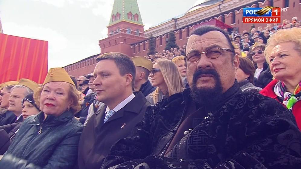 А на трибунах заметили Стивена Сигала