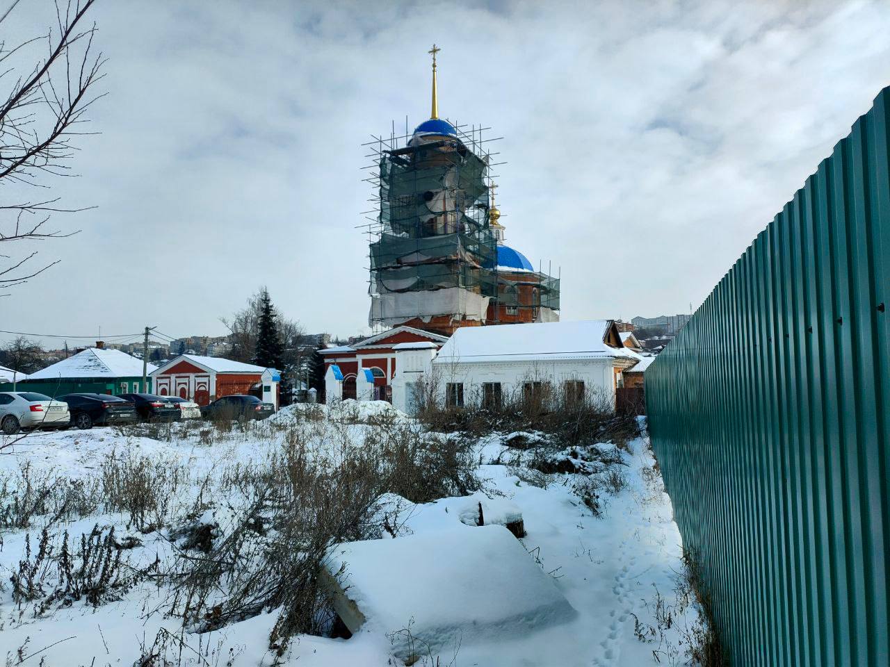 В Курске решают, что делать с территорией перед Михайловским храмом  Ранее здесь хотели обустроить мини-парк, начали работы по сносу старых объектов, но нашли винные погреба купца Мальцева, их признали вновь выявленным объектом культурного наследия. В итоге все работы приостановились.   Позже эксперты установили, что погреба не представляют исторической ценности.  Как рассказала замглавы города Ольга Гранкина, изначально здесь хотели сделать большое общественное пространство, об этом просила и епархия.   К комиссии присоединился настоятель храма, отец Владимир.   - Нас беспокоит эта территория, не раз обращались в администрацию. Готовы включиться в работу. Храм наш 1762 года, сейчас его своими силами делаем, - рассказал священник.   Курские власти выработают итоговое решение. Вопрос обсудят с епархией, Минкультом региона, министерствами по охране ОКН, архитектуры, мэрией. Тем более, что и храм тоже требует особого внимания.     !