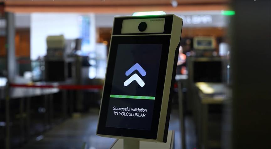 В стамбульском аэропорту Сабиха Гёкчен SAW запустили систему автоматической проверки посадочных талонов на входе в зону досмотра Теперь пассажирам международных рейсов достаточно поднести к специальному устройству свой посадочный — бумажный или в телефоне. Для доступа в зону внутренних вылетов, помимо посадочных талонов, можно использовать турецкие ID-карты и водительские удостоверения. Всего в аэропорту установили 18 таких турникетов. Позднее планируют добавить поддержку паспортов и биометрии.