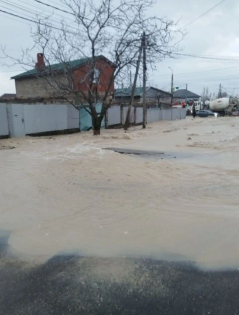 В Новороссийске ограничат подачу воды из за аварии На улице Пограничной произошел порыв водовода Коммунальщики временно ограничат подачу холодной воды Воду будут включать по графику Сегодня 29 декабря с 18 00 до 21 00 Завтра 30 декабря с 06 00 до 09 00 Ремонтные работы планируют завершить к 8 00 утра 30 декабря После этого подачу воды восстановят в полном объёме Для жителей которым вода будет особенно нужна вне этого графика организуют подвоз автоцистернами Для этого нужно оставить заявку сообщили в mupvodokanalnovoross   Быть в курсе Мы в MAX