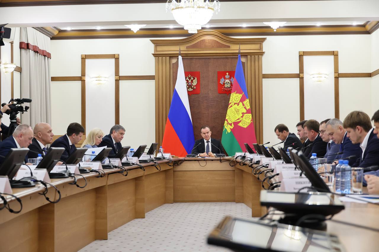 На строительство 14 котельных на Кубани выделили 300 млн рублей Котельные должны были ввести в эксплуатацию до начала отопительного сезона 2025 года однако в четырех районах объекты до сих пор не достроены Пока новые котельные не введены в эксплуатацию там используют альтернативные источники тепла Но это не снимает ответственности каждый объект нужно сдать как можно скорее сообщил губернатор Краснодарского края Вениамин Кондратьев Губернатор также поручил министерству ЖКХ оперативно реагировать на жалобы жителей на холод в домах kondratyevvi Подписаться Забустить